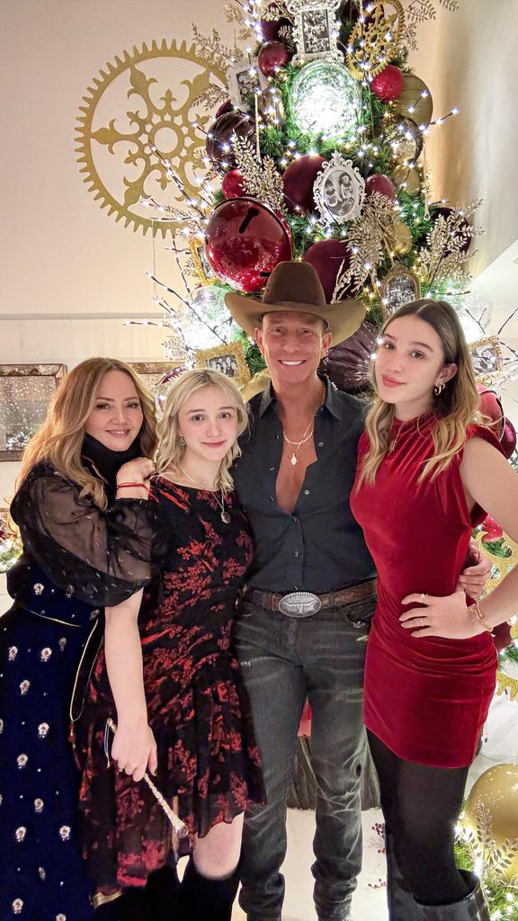 Andrea, Erik Rubín y sus hijas posaron frente a su enorme arbolito navideño.