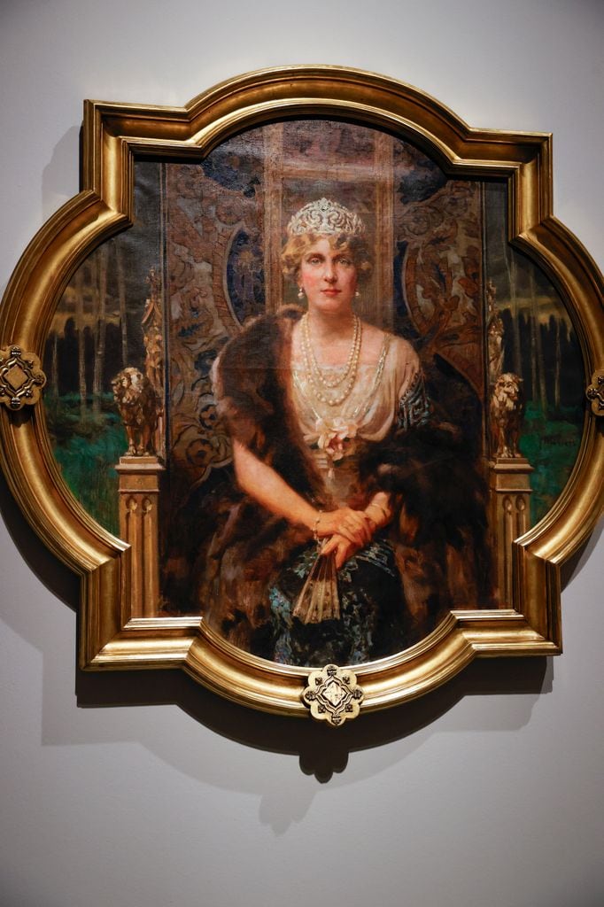 Retrato en pintura de la reina Victoria Eugenia con tiara y estola de piel