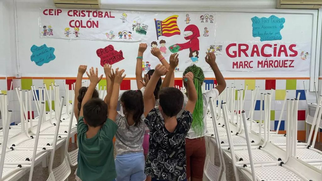 Los niños de los colegios de Benetússer agradecen la ayuda de Marc Márquez tras la DANA