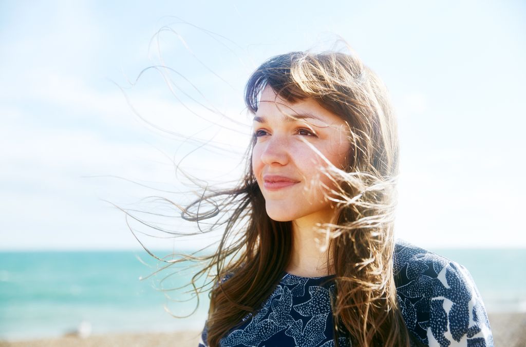 Mujer pensativa en la playa