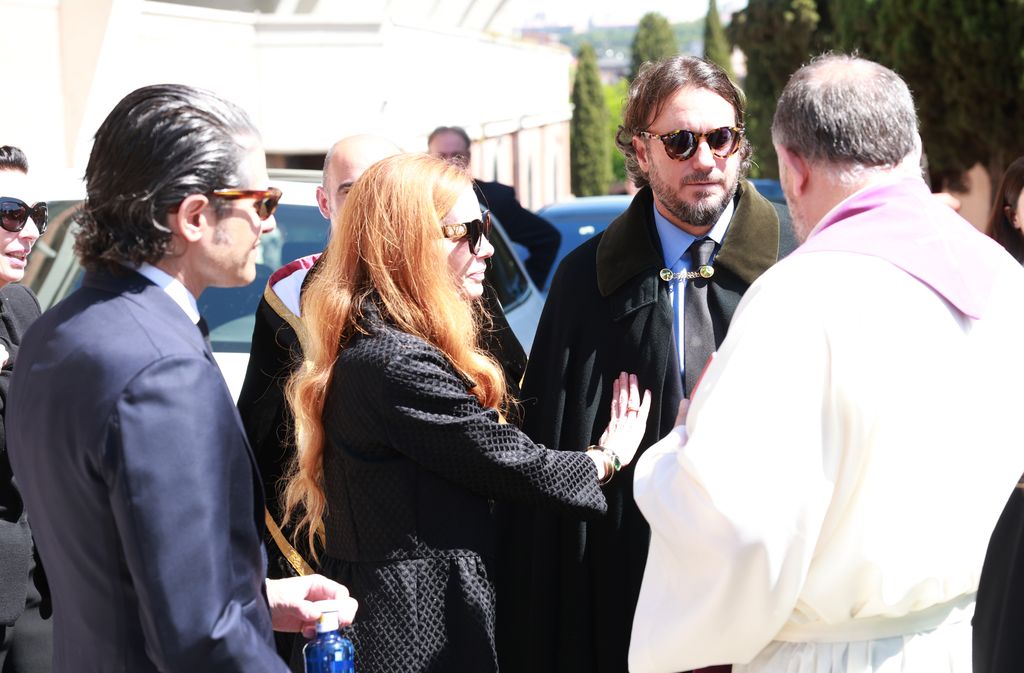 Olivia de Borbon y Julian Porras con Francisco de Borbon Graf Von Hardenberg