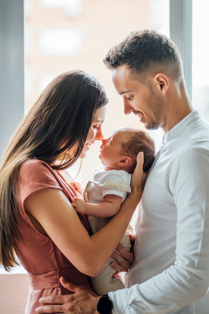 padres felices con su hijo recién nacido