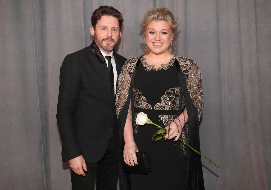 Brandon Blackstock y Kelly Clarkson en los GRAMMY de 2018.