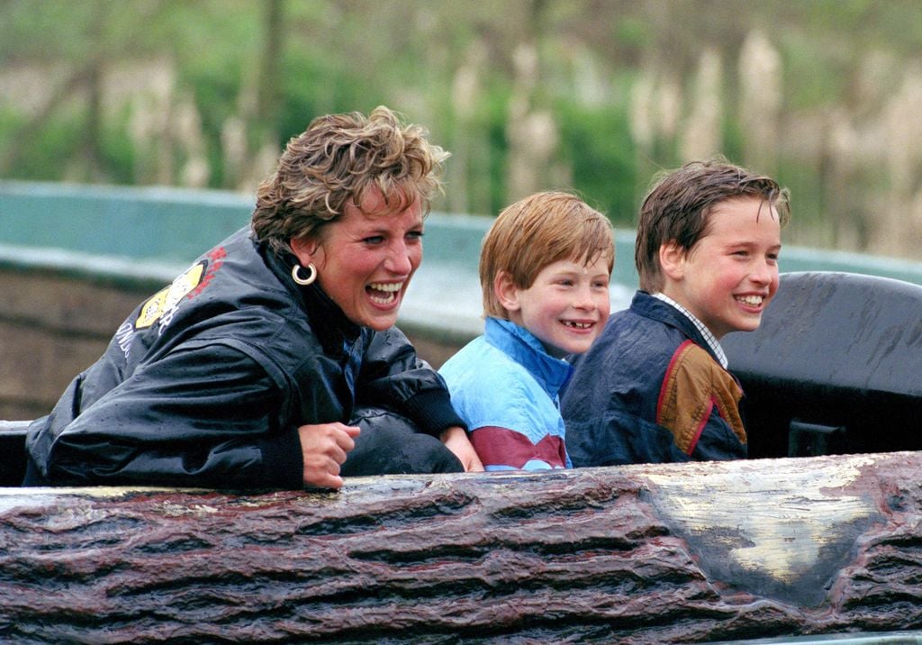 La princesa Diana con el príncipe William y el príncipe Harry en su visita a 'Thorpe Park', en abril de 1993.