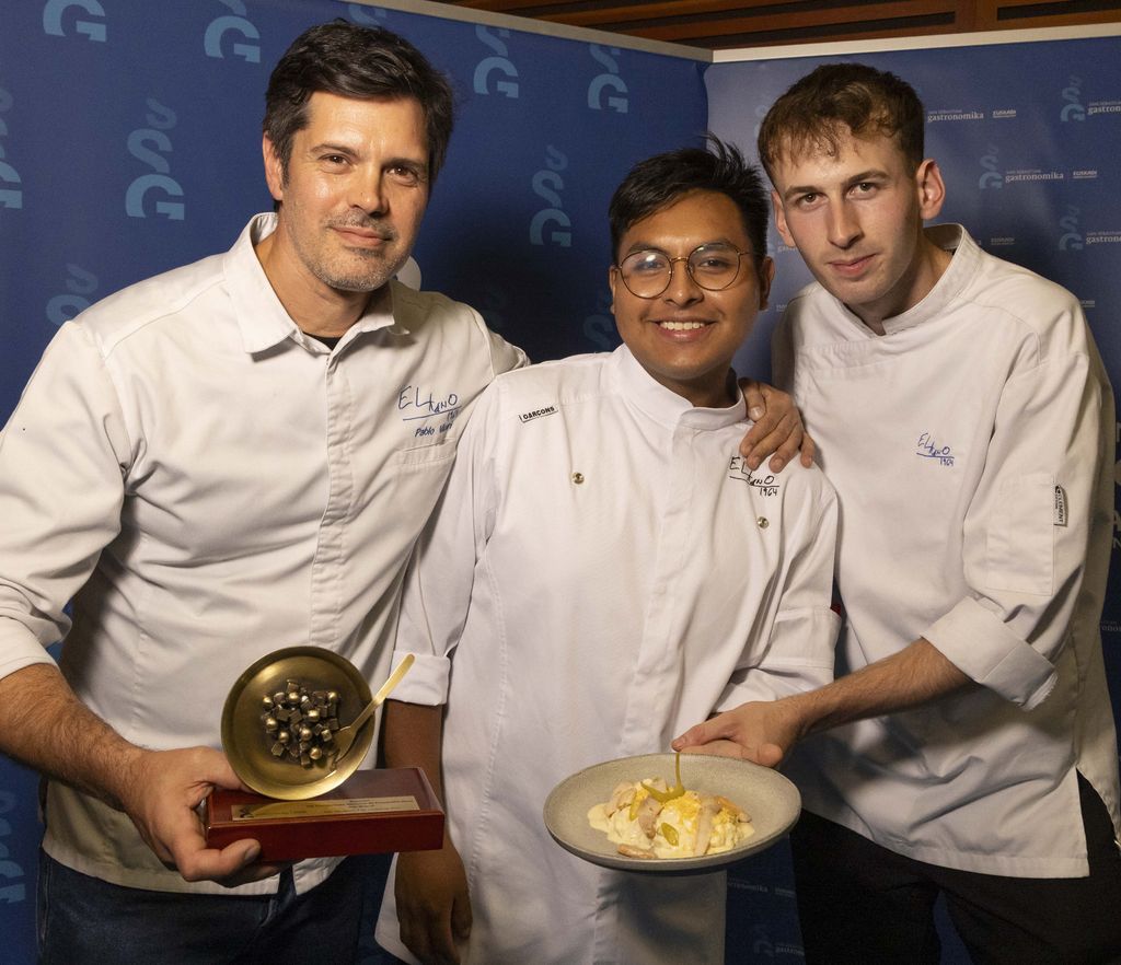 Pablo Vicari, jefe de cocina de Elkano Txiki (izda.), y su equipo, posan con el premio a la mejor ensaladilla.
