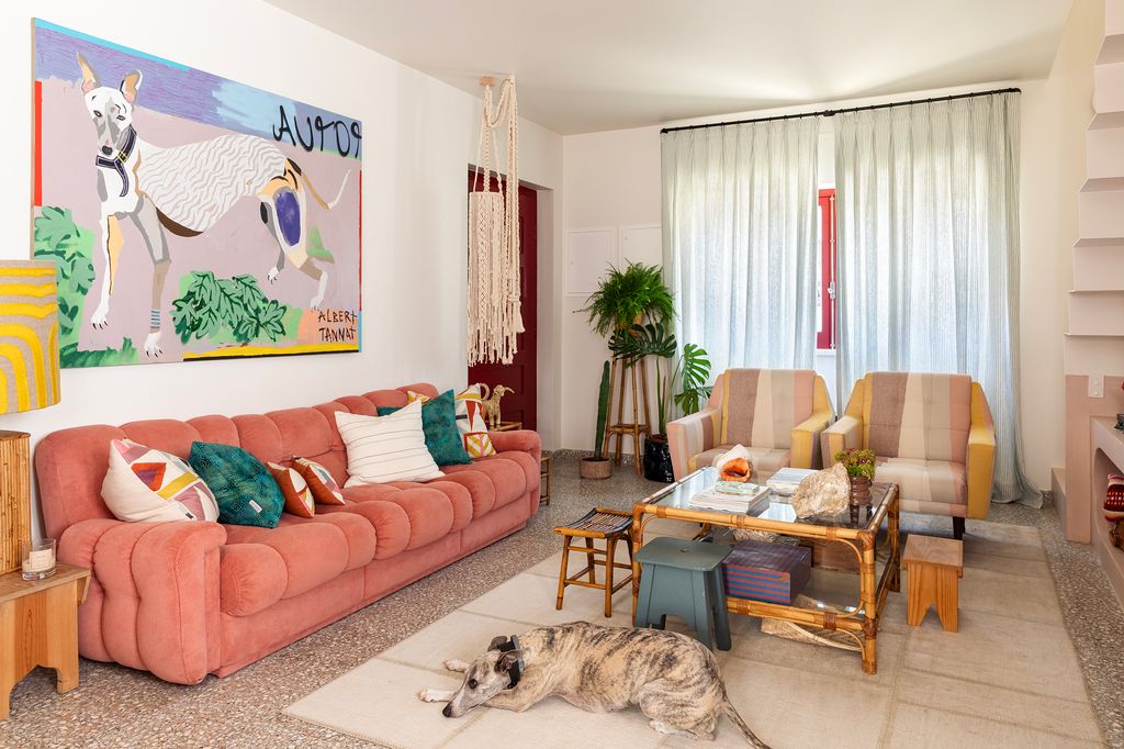 Salón con sofá, sillones y taburetes