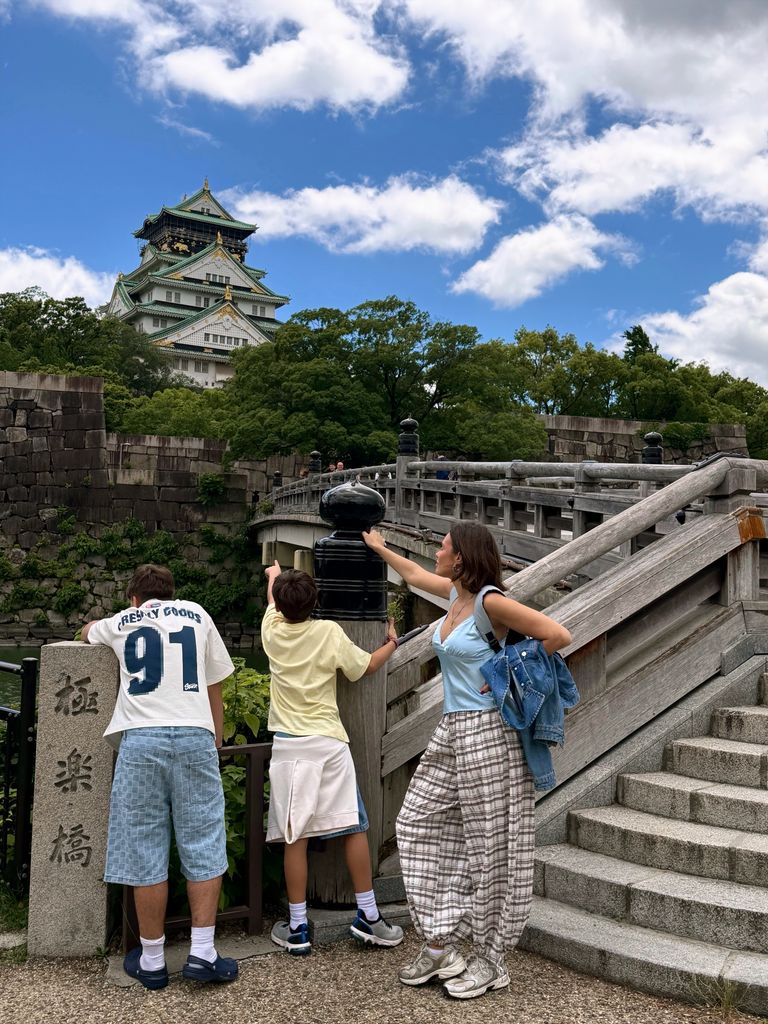 Jessica Bueno junto a sus dos hijos en un viaje a Japón
