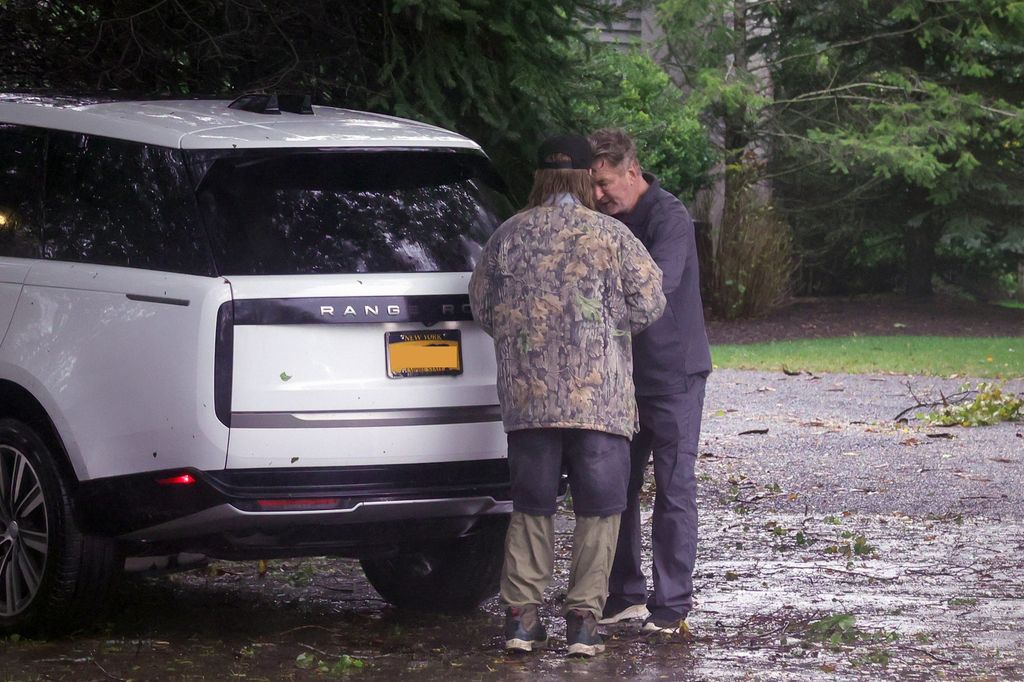 Alec Baldwin y su hermano Stephen tras sufrir un accidente de coche en los Hamptons