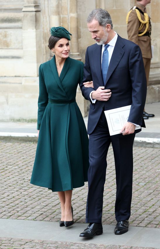 Don Felipe y doña Letizia asisten a la solemne despedida de su 'querido tío Philip'