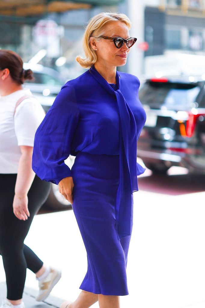Pamela Anderson le dio un giro retro a su corte bob.