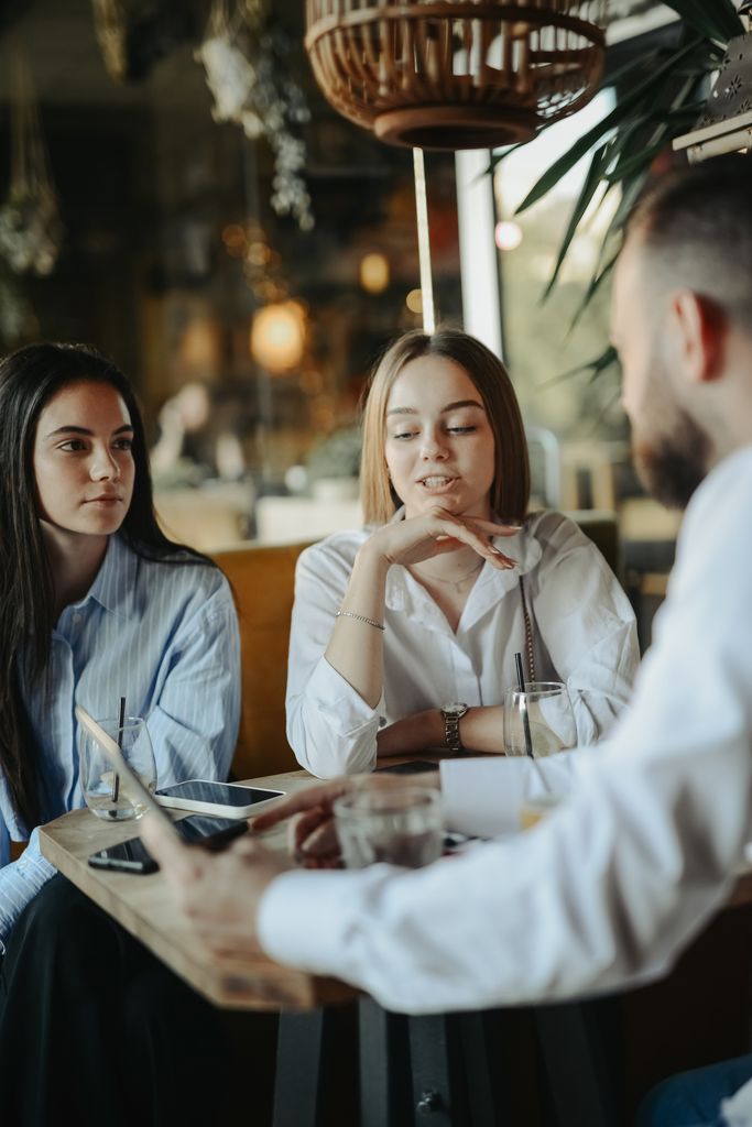 personas hablando bar
