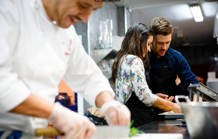 'Gourmet Weekend', uno de los packs que ofrece el 'Hotel gastronómico Echaurren' se presenta como el plan perfecto para las parejas que disfrutan tanto comiendo como cocinando.
