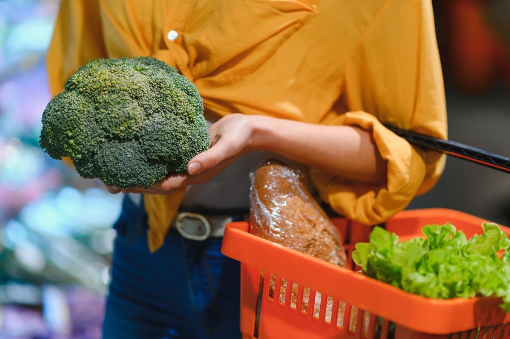 Planifica antes lo que vas a cocinar y confecciona una lista solo con los ingredientes necesarios.