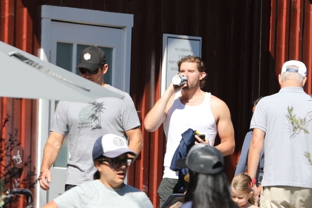 Christopher Schwarzenegger, luciendo más fuerte que nunca, se unió a su hermana Katherine Schwarzenegger, a su cuñado Chris Pratt y a sus hijos para disfrutar de un divertido día familiar en un campo de calabazas