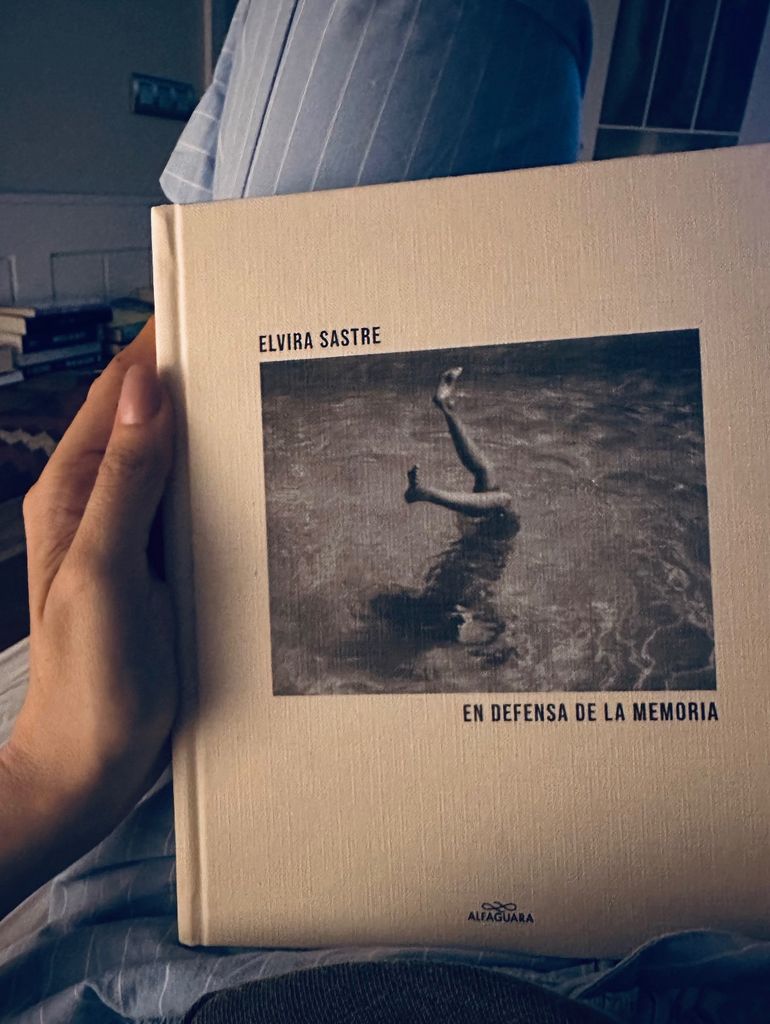 La empresaria muestra el último libro que se ha leído