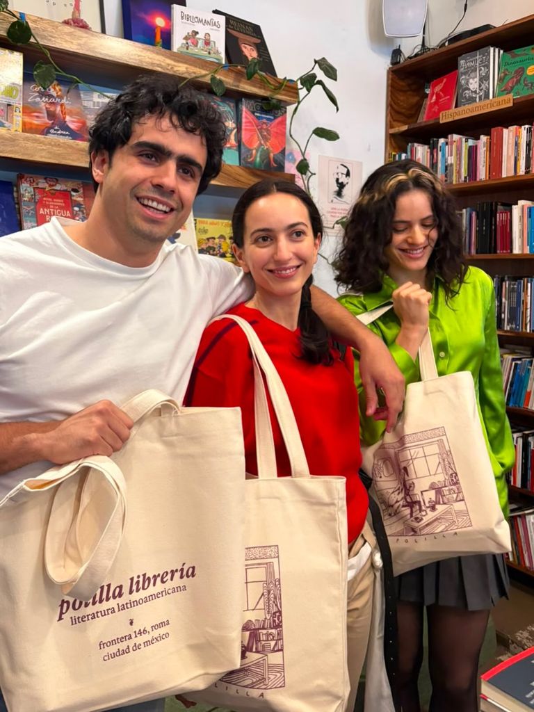 Rosalía accedió a fotografiarse con fans tras realizar una compra.