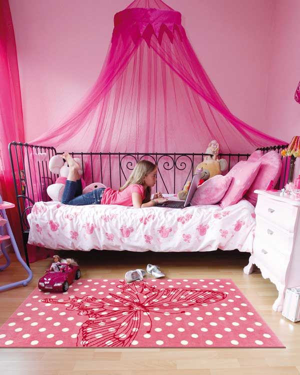 El rosa –en sus distintas tonalidades y versiones– es uno de los colores preferidos por las niñas. Alegre y juguetón, resulta una buena elección para paredes, mobiliario y ropa de cama. Alfombra Butterfly de The Rug Seller (therugseller.co.uk).
