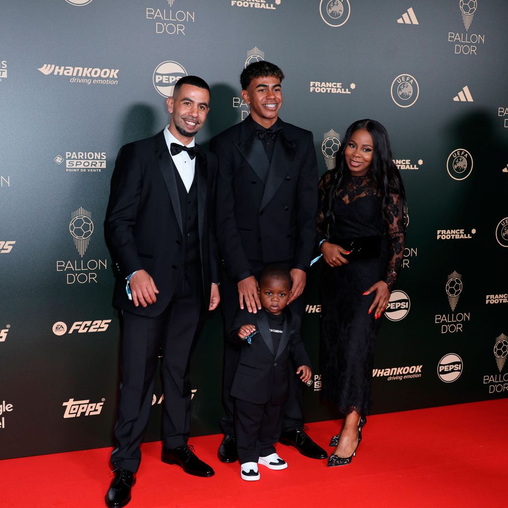 Plano entero de Lamine Yamal con sus padres y su hermano en la gala del Balón de Oro 2024