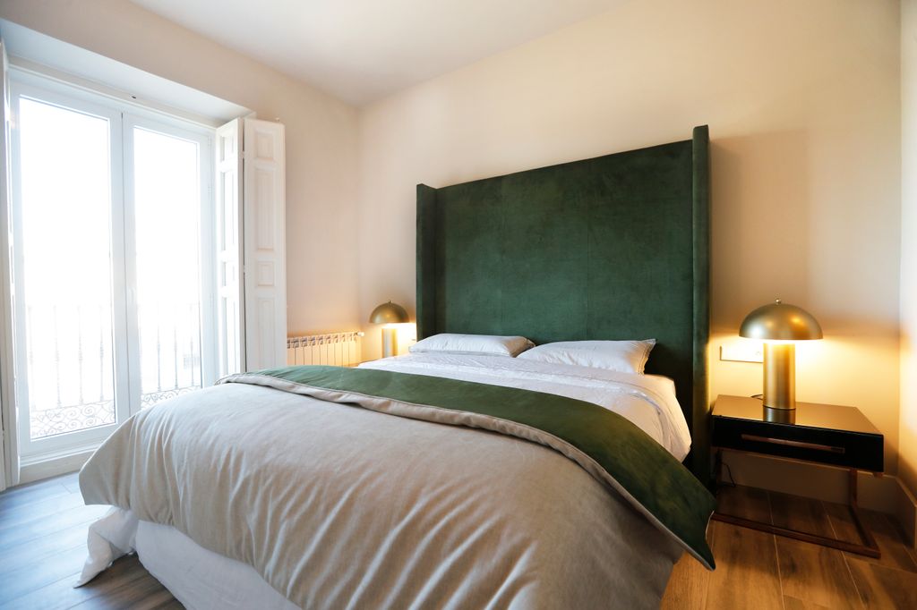 Un gran acierto de la decoración del dormitorio es apostar por cabeceros envolventes