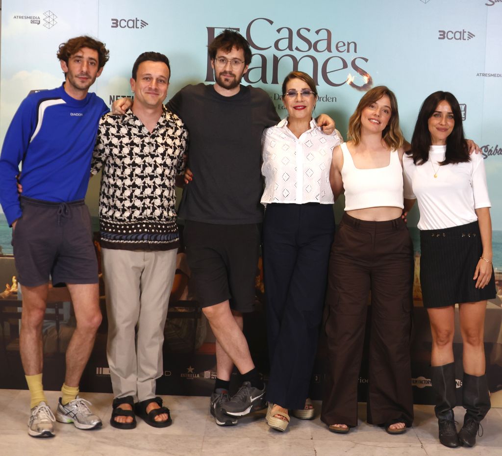 Enric Auquer, José Pérez-Ocaña, Dani de la Orden, Emma Vilarasau, María Rodríguez Soto y Macarena García posan en el photocall de la película 'Casa en llamas', a 25 de junio de 2024, en Madrid