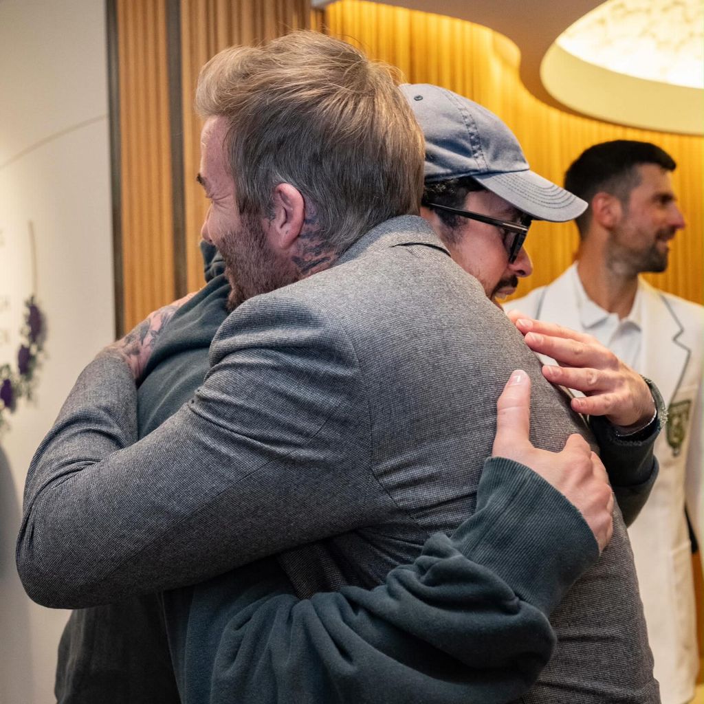 El abrazo más inesperado: David Beckham con Bad Bunny.