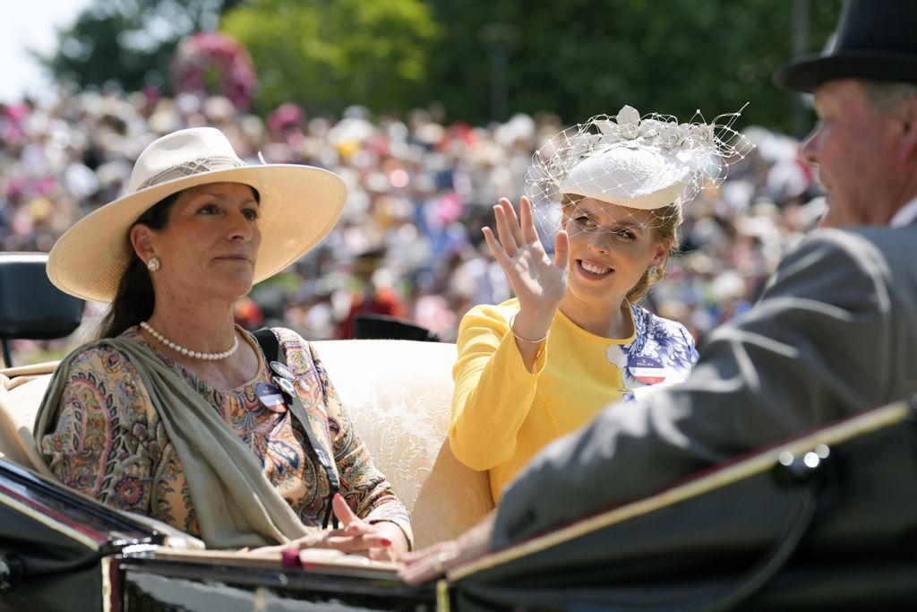 La princesa Beatriz junto a  Zahra Aga Khan en Royal Ascot 2025