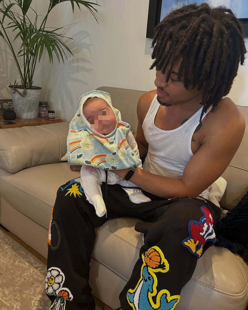 Zion Foster, con una de sus pequeñas