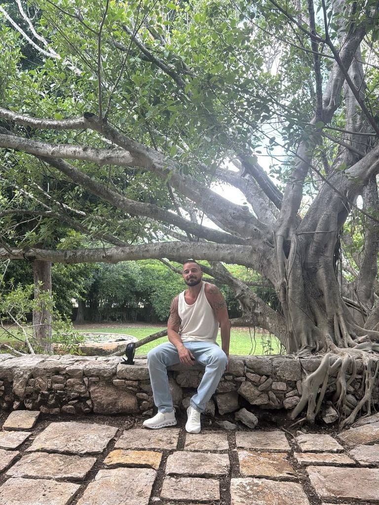 Ricky Martin se mostró cómodo con su nueva y renovada imagen mientras paseaba por el sudeste de Asia.