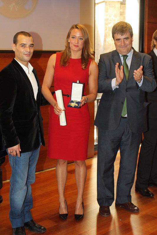 El exgimnasta Gervasio Deferr; la nadadora Mireia Belmonte y el presidente del Consejo Superior de Deporte (CSD), Miguel Cardenal, posan hoy tras ingresar la nadadora en la Real Orden al Mérito Deportivo, en la categoría de medalla de oro
