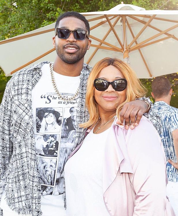 Tristan Thompson y su madre, Andrea, que ha fallecido 