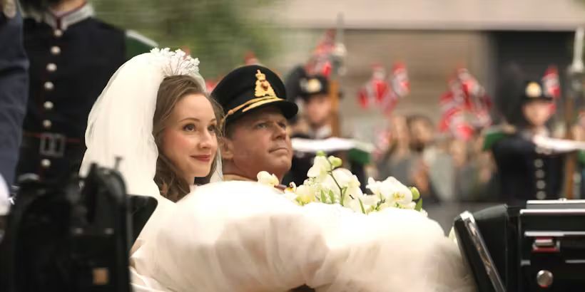 La serie "Harald y Sonja" se emite actualmente en DR, y los papeles del entonces príncipe heredero Harald y Sonja Haraldsen son interpretados por Sindre Strand Offerdal y Gina Bernhoft Gørvell