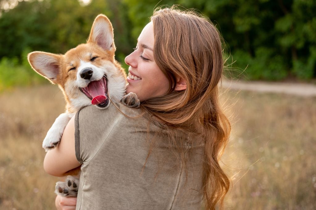 Una chica junto a su perro