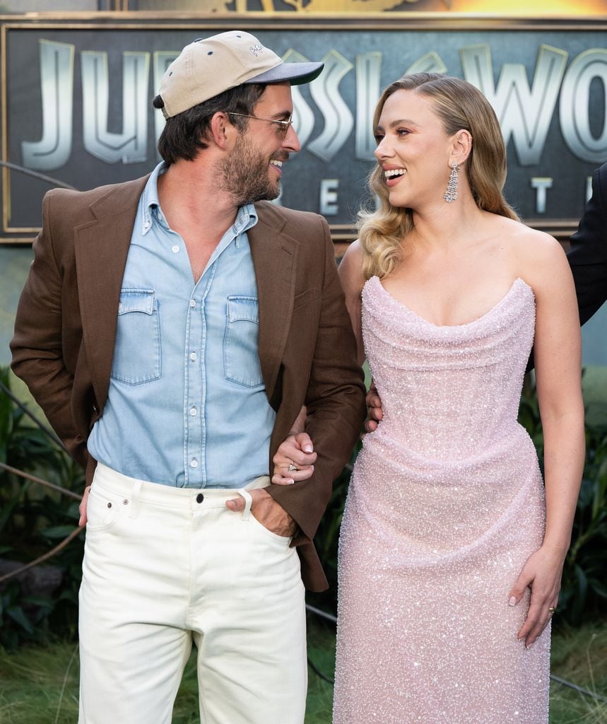 Jonathan Bailey y Scarlett Johansson en la premier londinense de Jurassic World Rebirth