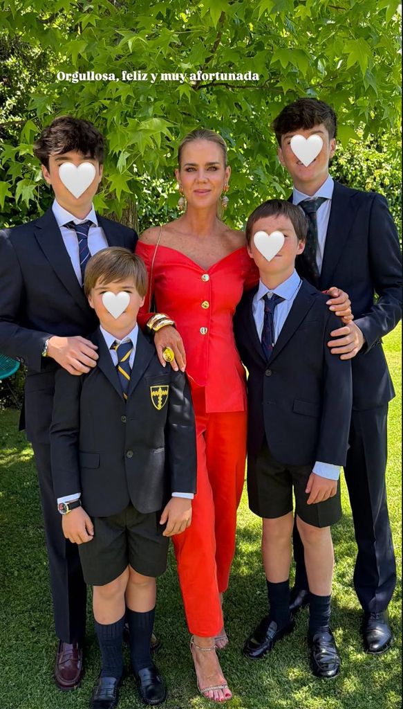 Amelia Bono con sus cuatro hijos en la Comunión del pequeño