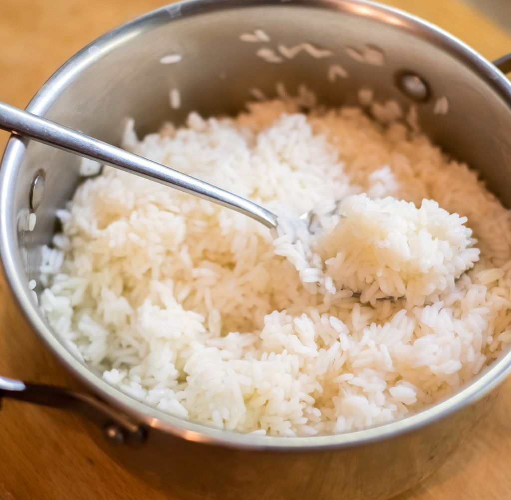 El arroz cocido es una magnífica base para preparar recetas rápidas.