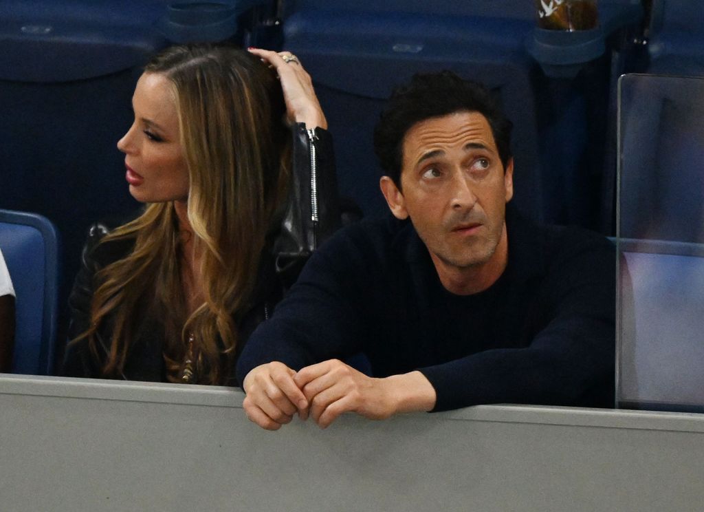 Adrien Brody y Georgina Chapman durante el partido.