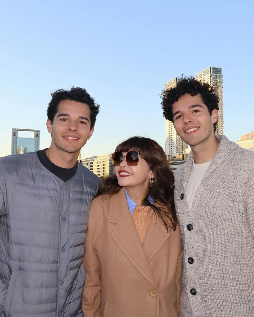 Itatí Cantoral junto a sus gemelos en Argentina.