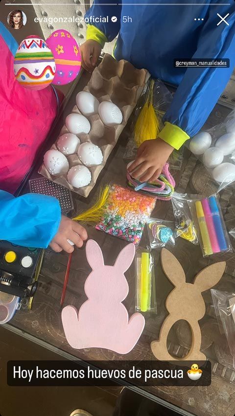 Eva González haciendo huevos de Pascua con su hijo