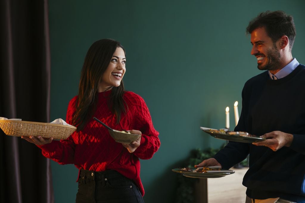 Una pareja se sonríe durante la cena de Nochebuena