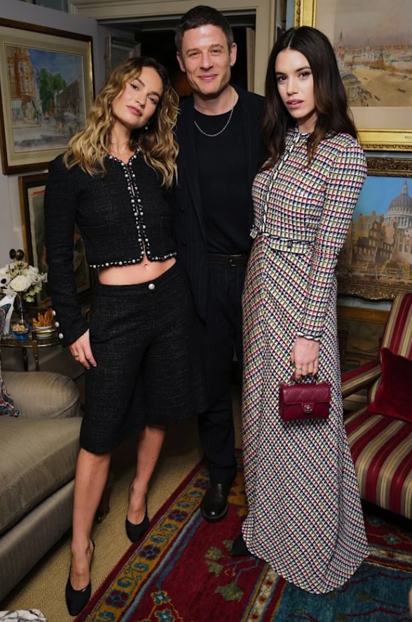 La musa de Chanel estuvo acompañada por James Norton y Gala Gordon