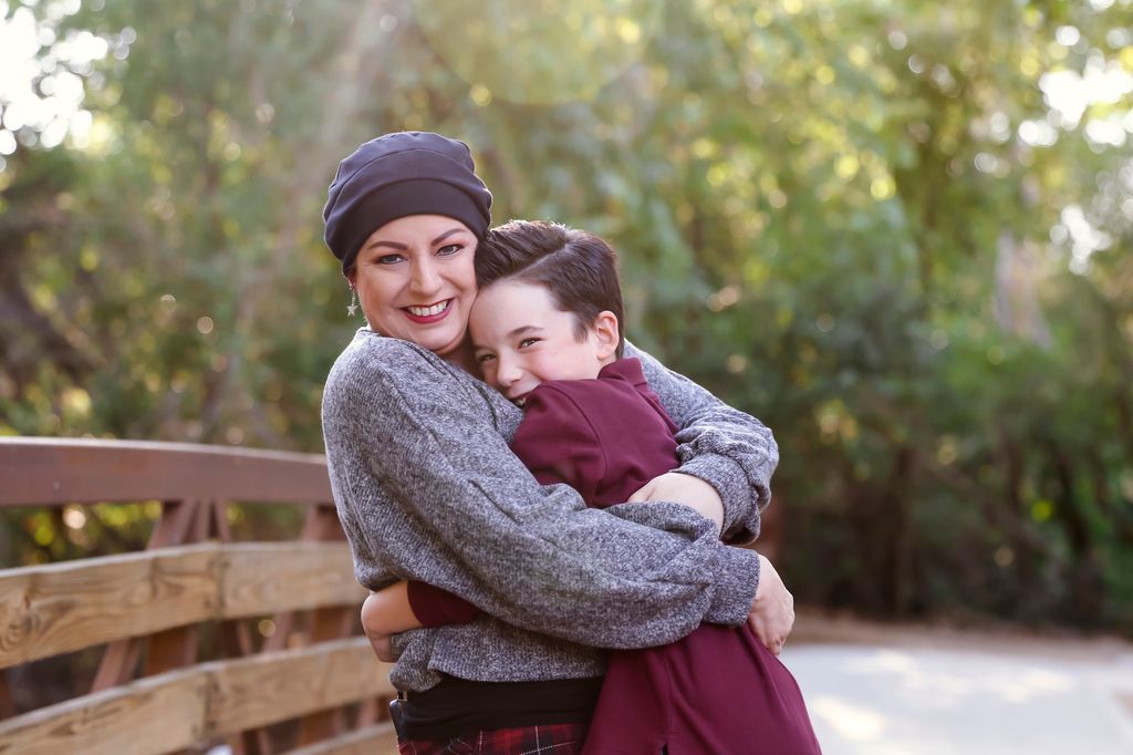 Madre con cáncer de mama abrazando a su hijo