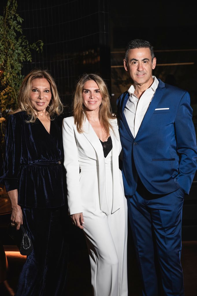 Maribel Yébenes posando con su hija Myriam, quien estuvo acompañada de su marido, Raúl Ramírez