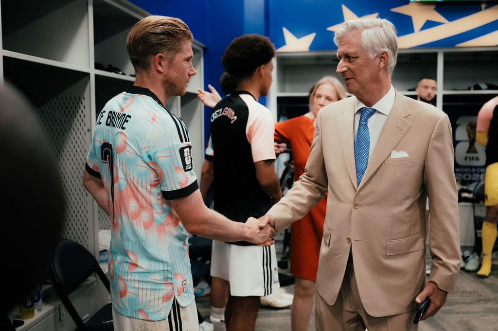 El monarca belga, dándole la mano de Kevin de Bruyne