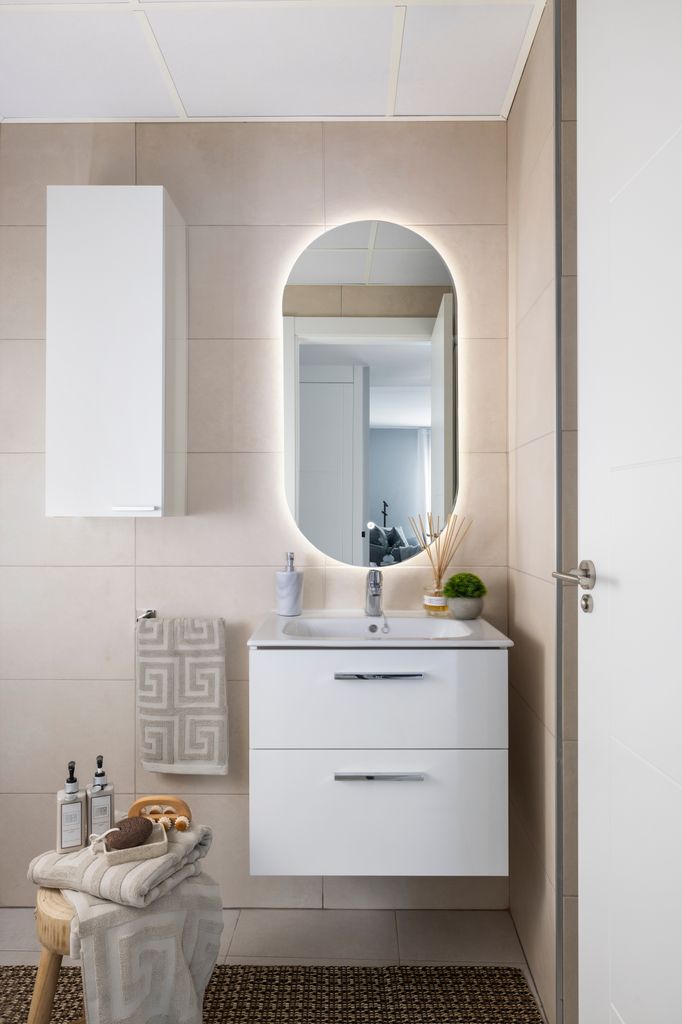Baño moderno con espejo retroiluminado