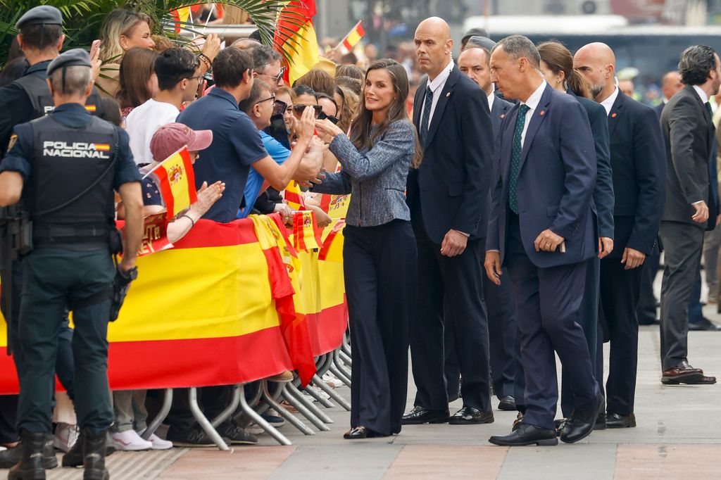 La reina Letizia recibe el cariño de los ceutíes