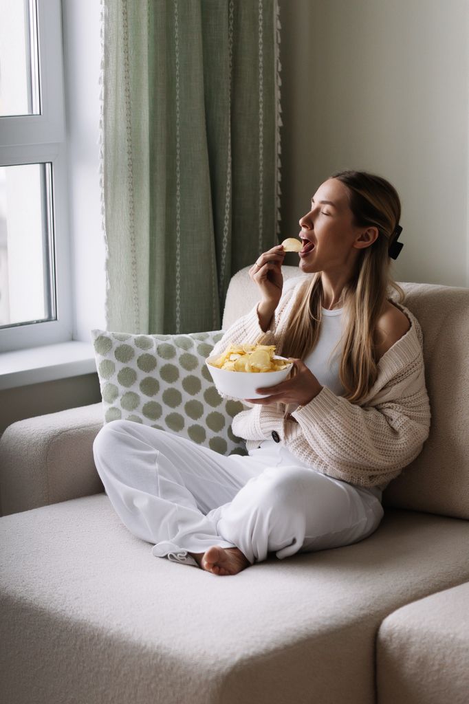 chica comiendo sofa