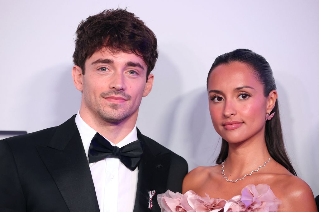 Charles Leclerc (I) y su mujer Alexandra posan en el 'Bal de la Rose' de 2026