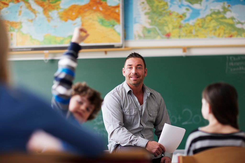 Profesor en clase con los alumnos