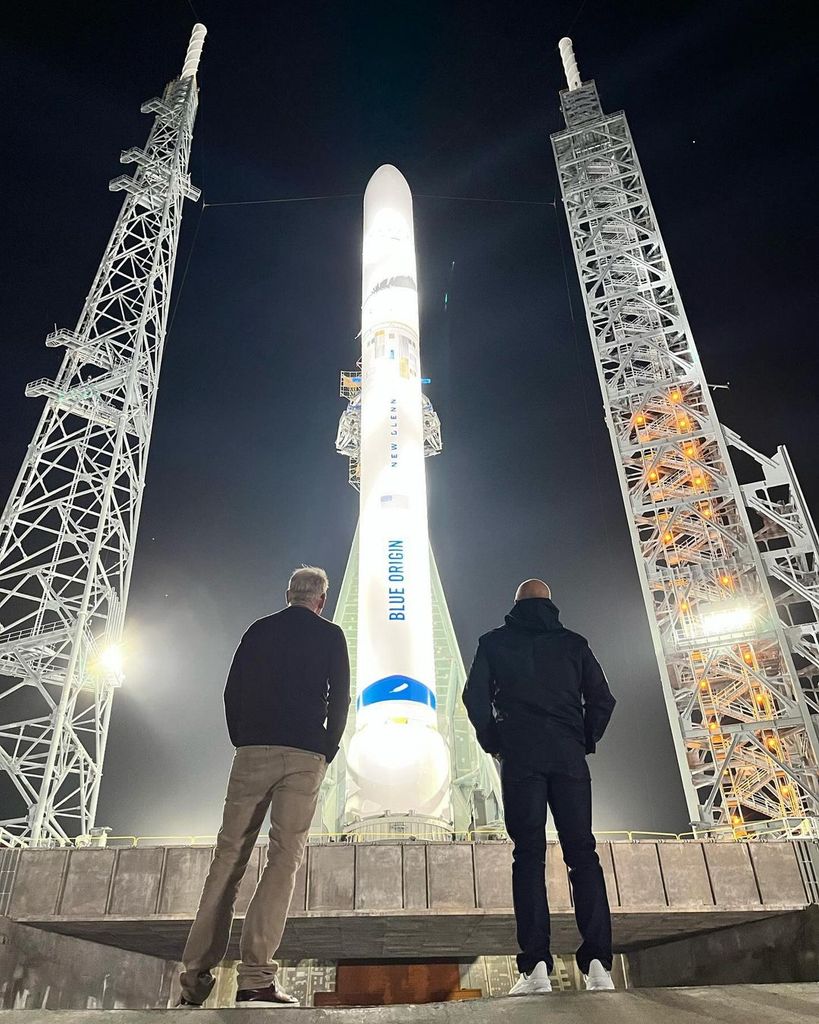 Jeff Bezos contemplando uno de los cohetes de su empresa de viajes espaciales Blue Origin