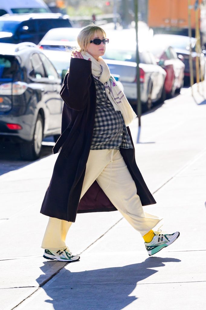 Jennifer Lawrence apuesta por pantalones amarillo mantequilla